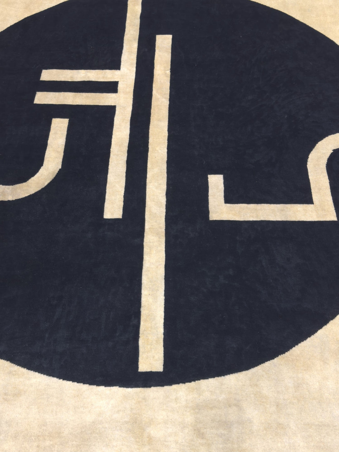 Fine Decorative Artistic Design Rug 6'7" x 8’1"